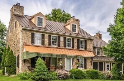 Milyen PVDF bevonási technológia teszi a legjobban álló varrásfém tető évtize...