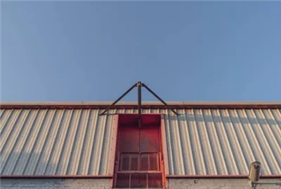 Az álló varrás fém tetőrendszer tartósságának feltárása